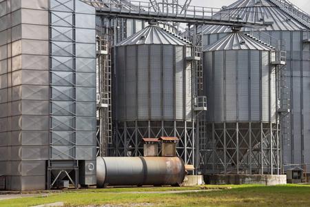 小麦加工厂农业筒仓建筑外部,有储存罐,用于农作物加工厂干燥谷物